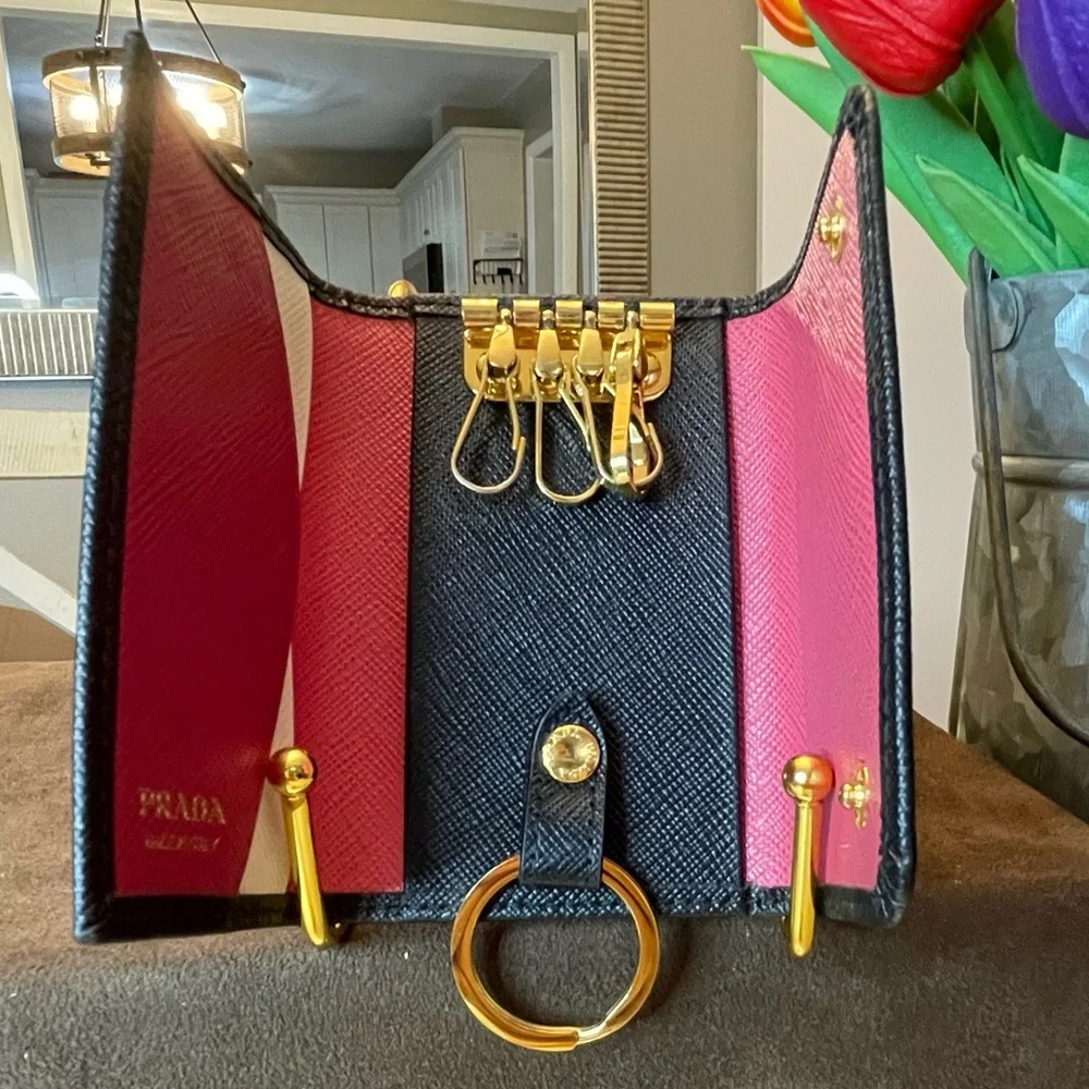 *LIKE NEW* Prada Black Key Case with Saffiano Leather and Gold Logo - Picture 9 of 10